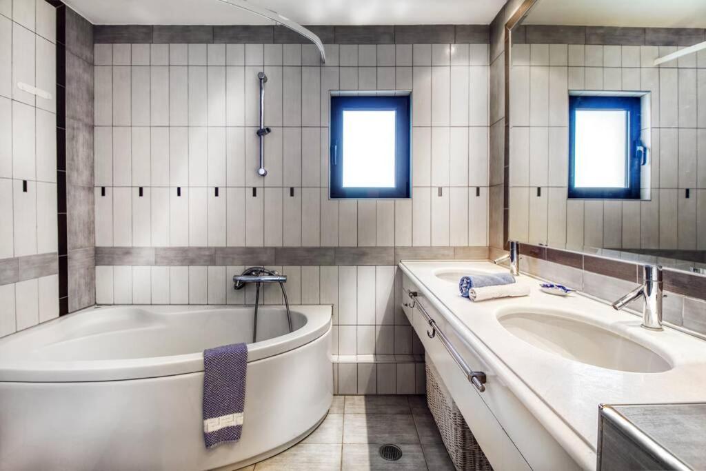 Spacious Apartment In Glyfada Close To The Sea Athena Bagian luar foto
